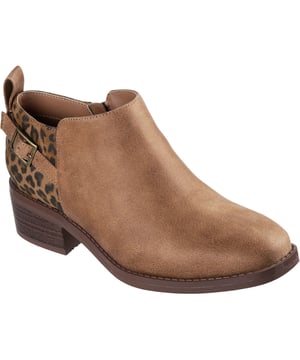 Loop de lijn tussen casual en chic met BOBS® van Skechers® Wander Luxe. Deze vegan enkellaars heeft een bovenwerk van faux leer en synthetisch materiaal, een accentband met een gesp, een zijrits voor gemakkelijke instap en een comfortabele Skechers Memory Foam™ binnenzool.