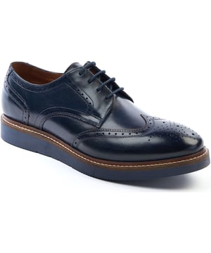 Klassieke Britse stijl ontmoet moderne streetwear in deze herenschoen met brogue van Base London, die is vervaardigd met premium lederen bovenwerk en stevig is geplaatst op een rubberen wigzool met een luxueuze Ortholite gevoerde voetbed.
