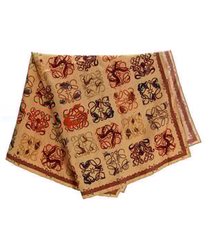 Empfohlener Verkaufspreis
Der Loewe Monogram Animal-Print Square Schal aus mehrfarbiger Seide ist eine mutige Mischung aus Tradition und Verspieltheit. Er wird in Italien aus 100 % feiner Seide gefertigt. Er ist mit einem eklektischen Mix aus mehrfarbigen Monogrammmotiven und verspielten Animal-Prints verziert und wird von der charakteristischen Logo-Streifenbordüre für ein grafisches Finish eingerahmt. Leicht und fließend verleiht dieser Schal jedem Look einen auffälligen Akzent – ob gebunden, drapiert oder gewickelt.


Loewe Monogram Animal-Print Square Schal aus mehrfarbiger Seide
Zustand: gut
Gebrauchsspuren: Unbenutzt oder einmal getragen, aber wie neu. Keine Gebrauchsspuren. Etiketten fehlen.
Verpackung: keine
Farbe: Mehrfarbig | mehrfarbig
Material: Seide
Größe: Einheitsgröße | Einheitsgröße
Maße: Höhe: 900; Länge: 900
Artikelnummer: NAPPUDEAC544673W