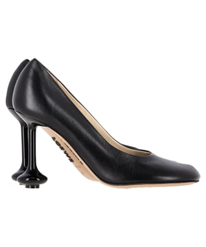 VINTAGE, RRP AS NEW
Sculptural elegance meets refined craftsmanship in these Loewe Toy Pumps, designed to hug the foot like a second skin. Made in supple black goatskin, the pumps feature a petal-shaped square toe and sit atop the brand’s signature lacquered Toy heel, adding a modern, artistic twist to a classic silhouette.


Loewe Square-Toe Toy Pumps in Black Leather
Condition: Excellent
Signs of wear: No visible sign of wear. No Mark at insole.,  Very light mark at soles.
Packaging: None
Color: black
Material: Leather | leather
Size: EU | 36
Measurements: Heel height: 80; Insole length: 260
SKU: NAPPUGBSH529016W