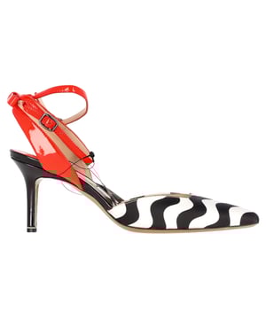 VINTAGE, Neupreis wie neu  
Setzen Sie ein mutiges Statement mit den Nicholas Kirkwood Slingback Kitten Heels aus schwarzem Satin. Die spitzen Zehen und die auffälligen Oberteile in Schwarz und Weiß, akzentuiert mit roten Lackriemen, strahlen moderne Eleganz aus, während die mittelhohen Absätze und ledere Sohlen sowohl Komfort als auch Stil bieten und jedem Outfit einen anspruchsvollen Abschluss verleihen.

mit Staubbeutel

Nicholas Kirkwood Slingback Kitten Heels aus schwarzem Satin  
Zustand: Ausgezeichnet  
Abnutzungsspuren: Keine sichtbaren Abnutzungsspuren. Keine Markierung an der Innensohle, sehr leichte Markierung an den Sohlen.  
Verpackung: Staubbeutel  
Farbe: Schwarz  
Material: Satin  
Größe: EU35/US5  
Maße: Absatzhöhe: 70; Innensohlenlänge: 250  
SKU: NAPPUGBSH376187W  