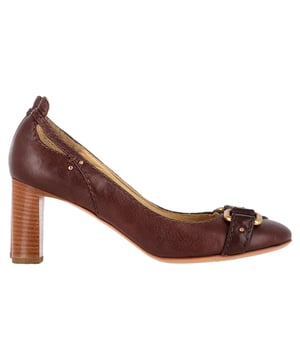 VINTAGE, RRP AS NEW
Crafted in smooth brown leather, these Chloé pumps offer a timeless silhouette elevated by modern detailing. The rounded toe and gently stacked heel provide all-day wearability, while the signature buckle detail across the vamp adds a subtle statement. Feminine yet grounded, they reflect Chloé’s signature blend of bohemian spirit and Parisian polish.


Chloé Buckle Detail Round Toe Pumps in Brown Leather
Condition: Excellent
Signs of wear: No visible sign of wear. No Mark at insole.,  Very light mark at soles.
Packaging: Dust bag
Color: Brown 
Material: Leather | leather
Size: EU | 39
Measurements: Heel height: 75; Insole length: 260
SKU: NAPPUGBSH528606W