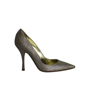 Empfohlener Verkaufspreis
Diese Dsquared2 Stiletto-Pumps sind ein Statement-Piece – elegant und sexy zugleich. Der luxuriöse Gold-Glitzer-Stoff macht sie perfekt für jeden Abend. Kombinieren Sie sie mit Ihrem Lieblings-LBD für einen stilvollen Look.
*Mit Staubbeutel

Dsquared2 Stiletto-Pumps in Gold-Glitzer
Material: Glitzer
Größe: IT40
Zustand: Ausgezeichnet
Gebrauchsspuren: Keine
Artikelnummer: 277735