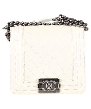 Empfohlener Verkaufspreis
Verkörpern Sie zeitlose Eleganz mit dem gewissen Etwas – mit der Chanel Small Square Boy Bag aus schimmerndem cremefarbenem Lammleder. Mit ihrer ikonischen Rautensteppung, den markanten, linearen Verzierungen und den silberfarbenen Metalldetails im Antik-Look vereint diese Tasche Pariser Raffinesse mit modernem Flair. Der einzigartige Boy-Verschluss und der breite Kettenriemen verleihen ihr das gewisse Etwas.


Chanel Small Square Boy Flap Bag aus cremefarbenem, gestepptem Lammleder
Zustand: Ausgezeichnet
Gebrauchsspuren: Kein Etikett, Keine sichtbaren Gebrauchsspuren. Unbenutzt oder einmal getragen, aber so gut wie neu.

Verpackung: Staubbeutel
Farbe: Weiß | Creme
Material: Leder
Größe: Einheitsgröße
Maße: Breite: 70; Höhe: 170; Länge: 180
Artikelnummer: NAPPUGBBA528595W