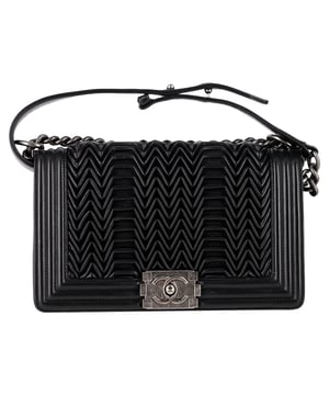 Empfohlener Verkaufspreis
Zeitlosigkeit trifft auf Moderne: Die Chanel Boy Old Medium 3D Plissee-Schultertasche aus luxuriösem schwarzem Leder mit aufwendigen Plissee-Details verleiht jedem Look Dimension und Charakter. Mit dem ikonischen Boy-Verschluss und der strukturierten Silhouette verleiht diese Tasche jedem Look eine markante Eleganz. **Styling-Tipp:** Tragen Sie sie crossbody zu einem eleganten Blazer und Jeans für einen eleganten Alltagslook oder kombinieren Sie sie mit einem Abendkleid für einen eleganten, trendigen Look.

Chanel Boy Old Medium 3D Plissee-Schultertasche aus schwarzem Leder

Zustand: Ausgezeichnet
Gebrauchsspuren: Kein Etikett, Keine sichtbaren Gebrauchsspuren. Unbenutzt oder einmal getragen, aber so gut wie neu.
Verpackung: Keine
Farbe: Schwarz
Material: Leder | Kalbsleder
Größe: Einheitsgröße | Einheitsgröße
Maße: Breite: 80; Höhe: 150; Länge: 250
Artikelnummer: NAPPUGBBA528580W