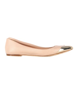 Empfohlener Verkaufspreis
Entdecken Sie zeitlose Eleganz mit den Christian Dior Gold Tip Ballerinas aus hautfarbenem Leder. Diese Ballerinas aus luxuriösem hautfarbenem Leder bieten einen klassischen und eleganten Look. Die goldfarbenen Metallkappen an den Zehen verleihen einen Hauch von Glamour und werten das Design auf. Die Ballerina-Silhouette sorgt für Komfort und Stil.

Christian Dior Gold Tip Ballerinas aus hautfarbenem Leder
Material: Leder
Farbe: Hautfarben
Größe: EU 38,5
Zustand: Sehr gut
Gebrauchsspuren: Leichte Gebrauchsspuren
Artikelnummer: 368265