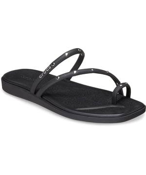 Es ist heiß. Es ist sexy. Es scheut sich nicht, etwas Haut zu zeigen. Miami ist das Leben der Party und der After-Party. Diese Zehenring-Sandale verfügt über elegante, bedotete Riemen und einen Zehenring, der jedes Outfit mühelos schick aussehen lässt.