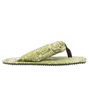 Zusammensetzung: 20 % Elasthan, 80 % Polyamid

Quadratische Zehenform  
Zehentrenner  
Mehrfarbig: Grün / Olivgrün / Weiß  
Bandana-print Lycra  
Hergestellt in Italien  
Geschlecht: DAMEN  
Produktcode: SPEWS797PA48P_824  
Code: SHO TT 2 SN SS25 12858