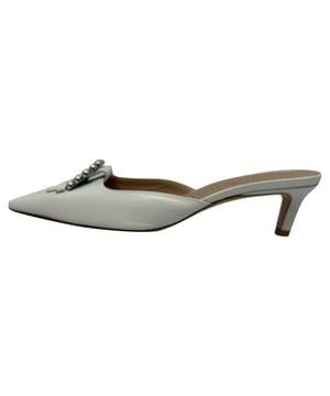 VINTAGE, RRP AS NEW
The Stuart Weitzman Buckle-Embellished Kitten-Heel Mules in White Leather offer a perfect blend of elegance and ease, featuring a sleek silhouette and a bold metallic buckle for a modern touch. Crafted from smooth white leather, the low kitten heel adds subtle lift without sacrificing comfort. **Style Tip:** Style them with a tailored jumpsuit or a flowy midi dress for a refined look that transitions effortlessly from day to evening.

Stuart Weitzman Buckle-Embellished Kitten-Heel Mules in White Leather

Condition: Very good
Signs of wear: Lightly used but very well maintained. Minor mark at soles & creasing, light scuffing at the soles and heels.
Packaging: None
Color: White | ecru
Material: Leather | leather
Size: EU | 36
Measurements: Heel height: 50 mm; Insole length: 250 mm
SKU: TONPUGBSH542310W