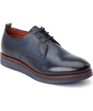 Einfach im Design, zeichnet sich der 'Roly' Derby mit glatter Kappe von Base London durch Obermaterial aus echtem Leder, eine Ortholite-Einlegesohle und eine feste Wedgesohle aus, die dem klassischen britischen Design eine zeitgemäße Note verleiht.