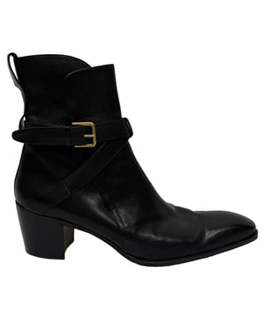 VINTAGE, RRP AS NEW
Exude rockstar confidence with the Saint Laurent Johnny Wrap Ankle Boots in Black Leather, featuring a sleek square toe and signature wraparound strap detail. Handcrafted in Italy, these boots blend edgy sophistication with timeless craftsmanship, making them a standout piece in any wardrobe. **Style tip:** Pair them with skinny black jeans and a leather jacket for an effortlessly cool, Saint Laurent-inspired aesthetic.

Saint Laurent Johnny Wrap Ankle Boots in Black Leather

Condition: Very good
Signs of wear: Minor signs of wear
Packaging: None
Color: Black
Material: Leather | leather
Size: IT | 45
Measurements: Heel height: 70 mm; Insole length: 320 mm
SKU: MRPPUGBSH538354W