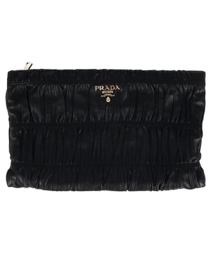 Empfohlener Verkaufspreis
Die Prada *Gaufre* Clutch mit Reißverschluss aus schwarzem Nappaleder präsentiert sich mit den markentypischen gerafften Details und bietet ein haptisches, luxuriöses Finish in einer eleganten Silhouette. Kompakt und dennoch geräumig genug für das Wesentliche – das perfekte Accessoire für Eleganz von Tag zu Nacht. **Styling-Tipp:** Tragen Sie sie zu einem taillierten Blazer und einer hoch taillierten Hose für einen raffinierten, modernen Look mit einem Hauch von Struktur.

Prada Gaufre Clutch mit Reißverschluss aus schwarzem Nappaleder

Zustand: Ausgezeichnet
Gebrauchsspuren: Kein Etikett, Keine sichtbaren Gebrauchsspuren. 
Verpackung: Staubbeutel
Farbe: Schwarz
Material: Leder | Nappa-Kalbsleder
Größe: Einheitsgröße | Einheitsgröße
Maße: Breite: 20; Höhe: 200; Länge: 330
Artikelnummer: NAPPUGBBA542313W