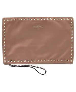 Empfohlener Verkaufspreis
Die Valentino Garavani Rockstud Clutch mit Reißverschluss aus braunem Leder vereint trendigen Glamour mit raffinierter Handwerkskunst. Sie besticht durch die markentypischen Pyramidennieten und edles, glattes Leder. Ihre schlanke Silhouette mit Reißverschluss macht sie zum perfekten Statement-Accessoire für tagsüber und abends. **Styling-Tipp:** Kombinieren Sie sie mit einem taillierten Blazer und spitzen Pumps für einen markanten, eleganten Look.

Valentino Garavani Rockstud Clutch mit Reißverschluss aus braunem Leder

Zustand: Ausgezeichnet
Gebrauchsspuren: Kein Etikett, Keine sichtbaren Gebrauchsspuren. Unbenutzt oder einmal getragen, aber wie neu.
Verpackung: Keine
Farbe: Braun
Material: Leder | Kalbsleder
Größe: Einheitsgröße | Einheitsgröße
Maße: Breite: 10; Höhe: 230; Länge: 350
Artikelnummer: NAPPUGBBA541976W