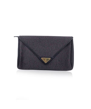 Empfohlener Verkaufspreis
Schick und zeitlos – diese Vintage-Clutch von Yves Saint Laurent ist ein raffiniertes Statement dezenten Luxus. Sie ist aus grauem strukturiertem Vinyl-Canvas mit schwarzem Lederbesatz gefertigt und verbindet mühelos klassische Eleganz mit einem markanten Farbtupfer. Die Vorderseite ist mit einer charakteristischen dreieckigen Lasche aus goldfarbenem Metall verziert und die Tasche verfügt sowohl über eine Klappe mit Magnetknopfverschluss als auch über einen Reißverschluss oben, was für zusätzliche Sicherheit und ein mehrschichtiges, strukturiertes Design sorgt. Innen ist die Clutch mit schwarzem Stoff gefüttert und verfügt über eine flache Seitentasche mit Reißverschluss, in der Sie Ihre wichtigsten Dinge ordentlich aufbewahren können. Abgerundet durch das Originaletikett „Yves Saint Laurent – Made in France“ zeigt dieses Stück die anspruchsvolle Handwerkskunst und den zeitlosen Reiz von Vintage-YSL – ein wahres Sammlerstück für Liebhaber klassischer französischer Mode. Zustandsbewertung: A – AUSGEZEICHNET. Zustandsdetails: Wenig getragen. Einige Gebrauchsspuren am Lederbesatz (leichte Kratzer). Bitte sehen Sie sich die Fotos sorgfältig an und fragen Sie nach, wenn Sie weitere Details benötigen oder Zweifel haben. Maße (cm): Tiefe: 5,1 Höhe: 16,5 Länge: 24,1 Weitere Details: Staubbeutel? Ja Schlüssel? Nein Box? Nein Maße: Breite: 51 mm Länge: 241 mm Höhe: 165 mm Riemenlänge: 0 mm Griffabfall: 0 mm