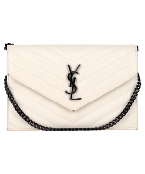 VINTAGE, RRP AS NEW
Elevate your evening essentials with this Saint Laurent Matelassé Quilted Wallet on Chain. Crafted in pristine white grained leather, it features the iconic gunmetal YSL logo on a sophisticated envelope flap. The chain strap with a leather shoulder pad offers both style and comfort, while the interior is thoughtfully designed with card slots and a zip pocket for organization. Compact yet elegant, it’s your perfect companion for night outs and special occasions.


Saint Laurent Matelasse Quilted Grained Envelope Chain Wallet Bag in White Leather
Condition: good
Signs of wear: No retail tag, Minor sign of wear or markings., Lightly used but very well maintained. Minor creasing, light worn corners, light scratches.
Packaging: Box, Dust bag
Color: White |
Material: Leather | leather
Size: One Size | One Size
Measurements: Width: 40; Height: 130; Length: 190
SKU: NAPPUGBBA540484W