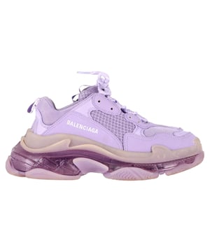 Empfohlener Verkaufspreis
Der Triple S von Balenciaga ist der perfekte Sneaker für jeden Tag. Hergestellt aus einem strapazierfähigen und dennoch atmungsaktiven Stretch-Polyester-Mix, verfügt dieses Modell über eine dicke Gummisohle und ein strapazierfähiges, lederfreies Obermaterial. Das Modell ist mit einem geprägten Logodetail an der Spitze und schnelltrocknenden, elastischen Schnürsenkeln versehen.

Balenciaga Triple S Sneaker mit transparenter Sohle aus lila Polyester
Zustand: gut
Gebrauchsspuren: Inklusive Karton. Keine sichtbaren Gebrauchsspuren. Keine Flecken an der Innensohle. Unbenutzt oder einmal getragen, aber so gut wie neu. Sehr leichte Flecken an der Sohle.
Verpackung: Karton, Staubbeutel
Farbe: Pastellviolett
Material: Polyester
Größe: EU | 39
Maße: Absatzhöhe: 80; Innensohlenlänge: 330
Artikelnummer: BAPUGBSH537600W