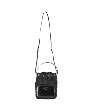 Empfohlener Verkaufspreis
Die Prada Duet Re-Nylon Bucket Bag ist eine moderne Ikone mit gutem Gewissen und verbindet innovative Nachhaltigkeit mit zeitlosem Design. Sie besteht aus regeneriertem Re-Nylon – gewonnen aus recyceltem Meeresplastik, Fischernetzen und Textilabfällen – und besticht durch ihr elegantes schwarzes Finish mit gebürsteten Lederbesätzen. Die strukturierte und dennoch weiche Silhouette besticht durch eine Außentasche mit Reißverschluss, Pradas charakteristisches emailliertes Triangolo-Logo und einen Kordelzugverschluss. Ein abnehmbarer Schultergurt und ein Tragegriff ermöglichen vielseitige Stylingmöglichkeiten, während das Re-Nylon-Futter mit Logo-Print dem Inneren einen eleganten Touch verleiht.

Prada Duet Re-Nylon Bucket Bag aus schwarzem Nylon
Zustand: Ausgezeichnet
Gebrauchsspuren: Kein Etikett, Keine sichtbaren Gebrauchsspuren, Nicht im Geschäft, Keine Gebrauchsspuren.
Verpackung: Staubbeutel
Farbe: Schwarz
Material: Nylon
Größe: Einheitsgröße | Einheitsgröße
Maße: Breite: 120; Höhe: 250; Länge: 250; Henkelabfall: 320; Armbandlänge: 1160
Artikelnummer: NAPPUDEBA544691W