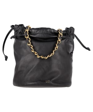 Empfohlener Verkaufspreis
Veredeln Sie Ihre Accessoires mit der Khaite Medium Aria Bucket Bag aus luxuriösem schwarzem Nappaleder. Die Tasche besticht durch ihre eleganten, geschwungenen Kanten und den minimalistischen Kordelzug für einen eleganten Tragekomfort. Ihre elegante Silhouette schafft die perfekte Balance zwischen strukturierter Form und müheloser Funktionalität und eignet sich ideal für elegante Tageslooks und elegante Abende. *Styling-Tipp:* Ergänzen Sie die schlichte Eleganz mit einem luftigen Slipdress oder einer frischen weißen Bluse und einer taillierten Hose – so kommen das glatte Leder und die klaren Linien perfekt zur Geltung.


Khaite Medium Aria Bucket Bag aus schwarzem Nappaleder

Zustand: Ausgezeichnet
Gebrauchsspuren: Kein Etikett, Keine sichtbaren Gebrauchsspuren, Unbenutzt oder einmal getragen, aber so gut wie neu.

Verpackung: Staubbeutel
Farbe: Schwarz
Material: Leder | Nappa-Kalbsleder
Größe: Einheitsgröße | Einheitsgröße
Maße: Breite: 200; Höhe: 230; Länge: 280; Griffhöhe: 0; Armbandlänge: 900
Artikelnummer: NAPPUGBBA535570W