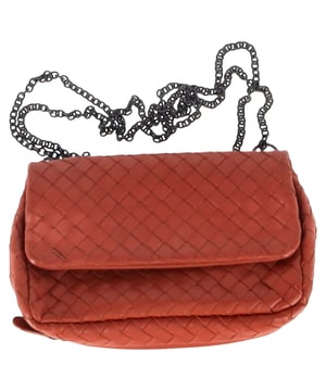 Empfohlener Verkaufspreis
Die Bottega Veneta Baby Olimpia Schultertasche aus orangefarbenem Nappaleder ist ein markantes und luxuriöses Accessoire, das Eleganz mit einem lebendigen Touch ausstrahlt. Gefertigt aus weichem, geschmeidigem orangefarbenem Nappaleder, präsentiert diese Tasche die markentypische Intrecciato-Webtechnik, die ihrem schlanken Design Struktur und Tiefe verleiht. Die kompakte, strukturierte Silhouette bietet die perfekte Balance aus Eleganz und Funktionalität, während der zarte Kettenriemen vielseitiges Tragen ermöglicht – ob über der Schulter oder quer über dem Körper. Die Baby Olimpia Tasche ist ideal für den Alltag und verleiht jedem Outfit einen Hauch von Farbe und High-Fashion. Ein Must-have für alle, die zeitlose Handwerkskunst und modernes Design schätzen.


Bottega Veneta Baby Olimpia Schultertasche aus orangefarbenem Nappaleder


Zustand: Sehr gut

Gebrauchsspuren: Kein Etikett, leichte Gebrauchsspuren oder Flecken. Leicht gebraucht, aber sehr gepflegt. Leichte Knicke, leicht abgenutzte Ecken, leichte Kratzer.

Verpackung: Keine

Farbe: Orange

Material: Leder | Nappa-Kalbsleder
Größe: Einheitsgröße | Einheitsgröße
Maße: Breite: 20; Höhe: 110; Länge: 200; Grifflänge: 300; Riemenlänge: 600
Artikelnummer: NAPPUGBBA447429W