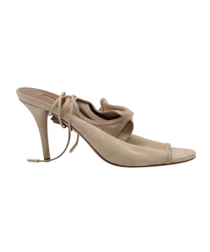 Empfohlener Verkaufspreis
Mit diesen Sandalen bleiben Sie nicht unbemerkt! Der schöne Nude-Ton verleiht Aquazurras legendärem Sexy Thing eine edle Ästhetik und zieht garantiert alle Blicke auf sich. Tragen Sie sie zu weißen Skinny Jeans im Used-Look und einer Lederjacke im Motorradstil für einen coolen, kantigen Look oder verleihen Sie ihnen einen dezenten Touch mit einem ungewöhnlich strukturierten Kleid.
Aquazzura Sexy Thing 105 Absatzsandalen aus Nude-Wildleder
Zustand: sehr gut, abgenutzte Sohlen, minimale Abnutzungsspuren auf der Rückseite
Gebrauchsspuren: Ja
Artikelnummer: 96105
Farbe: Nude
Material: Wildleder
Größe: 38