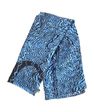 VINTAGE, RRP AS NEW
Effortlessly cool and inherently chic, the Chloé Zebra Print Scarf in Blue Modal is a modern take on classic Parisian sophistication. Crafted from ultra-soft, lightweight modal, this scarf features a fluid drape and an abstract zebra motif in rich shades of blue—a subtle nod to boldness without overpowering your look. Delicate yet distinctive, it adds an instant layer of texture and style to any ensemble.


Chloé Zebra Print Scarf in Blue Modal
Condition: Excellent
Signs of wear:  No sign of wear.
Packaging: None
Color: blue
Material: modal
Size: One Size | One Size
Measurements: Length: 1600
SKU: NAPPUGBAC496246W