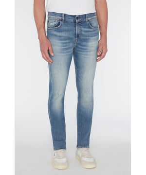 Herren  Eine Skinny-Jeans mit mittlerer Leibhöhe, eng anliegend von der Hüfte bis zum Oberschenkel. Gerade vom Knie abwärts.
