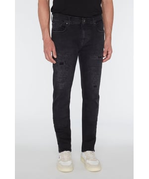 Herren  Eine Skinny-Jeans mit mittlerer Leibhöhe, eng anliegend von der Hüfte bis zum Oberschenkel. Gerade vom Knie abwärts.