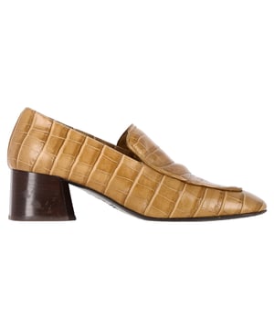 VINTAGE, RRP WIE NEU  
Erweitern Sie Ihre Schuhsammlung mit den Totême Mokassin-Pumps mit Krokodilpräge aus braunem Rindsleder. Diese Pumps vereinen die Raffinesse des klassischen Mokassin-Designs mit einer gewagten, strukturierten Note und präsentieren sich in einem reichen, krokodilgeprägten Finish, das Luxus und modernen Chic ausstrahlt. Hergestellt aus hochwertigem braunem Rindsleder bieten sie sowohl Komfort als auch Stil mit einer strukturierten Silhouette und einem eleganten Absatz. Perfekt für alles, von Büro-Outfits bis zu abendlichen Ausflügen, verleihen diese Pumps jedem Look eine gehobene Note und sind eine vielseitige und schicke Ergänzung Ihrer Garderobe.

Totême Mokassin-Pumps mit Krokodilprägung aus braunem Rindsleder

Zustand: Sehr gut  
Gebrauchsspuren: Inklusive Box, geringfügige Markierungen, leicht benutzt, aber sehr gut gepflegt. Kleine Marken an den Sohlen und Knickstellen, leichte Abnutzung an Sohlen und Absätzen.  
Verpackung: Box  
Farbe: Braun  
Material: Leder | Rindsleder  
Größe: IT39/UK6/US9/FR40  
Maße:  
SKU: NAPPUGBSH407270W