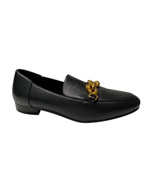Empfohlener Verkaufspreis
Der klassische Loafer mit auffälligem Pferdekopf-Motiv aus gebürstetem Messing. Kombinieren Sie ihn zu allem, von femininen Kleidern bis hin zu Herrenmode-inspirierten Stücken.

20 mm hoher Blockabsatz
Obermaterial: genarbtes Leder
Innenfutter: Nappaleder
Laufsohle: poliertes Leder

Tory Burch Jessa Loafer aus schwarzem Leder
Farbe: Schwarz
Material: Leder
Zustand: ausgezeichnet
Größe: US6
Gebrauchsspuren: Keine
Artikelnummer: 88219