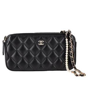 Empfohlener Verkaufspreis
Dieses Chanel Portemonnaie aus schwarzem, gestepptem Leder ist ein echter Begleiter für unterwegs. Es verfügt über einen Rundum-Reißverschluss, die charakteristische, verflochtene Kette und goldfarbene Metalldetails. Das Innere ist mit Leder und Canvas gefüttert und verfügt über zwei Reißverschlussfächer.

Chanel Doppel-Reißverschluss-Portemonnaie mit Kette aus schwarzem, gestepptem Leder
Zustand: Ausgezeichnet
Gebrauchsspuren: Kein Etikett, Keine sichtbaren Gebrauchsspuren. 
Verpackung: Keine
Farbe: Schwarz
Material: Leder
Größe: Einheitsgröße
Maße: Breite: 30; Höhe: 95; Länge: 190
Artikelnummer: NAPPUGBBA504142W