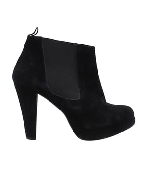 Empfohlener Verkaufspreis
Dänische Mode erhellt die Welt mit einem Hauch von Farbe und Frische. Die Fiona Chelsea Boots sind aus Wildleder gefertigt und haben einen klobigen Absatz in Knöchelhöhe.
Obermaterial: Wildleder mit Lederfutter
Elastischer Knöcheleinsatz
Elastomersohle
Absatzhöhe: 10 cm
Ganni Fiona Chelsea Ankle Boots aus schwarzem Wildleder
Zustand: sehr gut mit abgenutzten Sohlen
Gebrauchsspuren: Ja
Größe: 39
ABSATZHÖHE: 100 mm
EINLEGESOHLENLÄNGE: 250 mm
EINLEGESOHLENBREITE: 70 mm
Material: Wildleder
Artikelnummer: 90394
Farbe: Schwarz