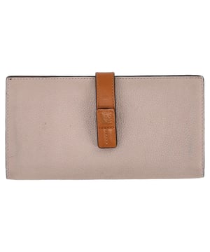 VINTAGE, RRP AS NEW
The Loewe Anagram-Embossed Long Wallet in Beige Leather exudes understated luxury with its soft calfskin finish and subtle embossed logo. Designed for both elegance and practicality, it features a spacious interior with organized compartments for effortless everyday use. **Style Tip:** Slip it into a structured tote or carry it solo with a neutral-toned outfit for a refined, minimalist statement.

 Loewe Anagram-Embossed Long Wallet in Beige Leather

Condition: Good
Signs of wear: No retail tag, Moderate sign of wear or markings., Used but well maintained. Moderate leather scratches and worn corners.
Packaging: None
Color: Beige
Material: Leather | leather
Size: One Size | One Size
Measurements: Width: 20; Height: 90; Length: 175
SKU: NAPPUDESM504823W