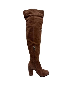 Empfohlener Verkaufspreis
Die Gianvito Rossi Kniehohen Stiefel mit Blockabsatz aus braunem Wildleder vereinen luxuriöse Textur mit Alltagstauglichkeit. Der robuste Blockabsatz und die schlanke, schnittige Silhouette bieten Komfort und eleganten Stil. **Styling-Tipp:** Kombinieren Sie sie mit einem Midirock oder einem Pulloverkleid, um das edle Wildleder zu betonen und das Bein optisch zu strecken.

Gianvito Rossi Kniehohe Stiefel mit Blockabsatz aus braunem Wildleder

Zustand: Sehr gut
Gebrauchsspuren: Leichte Gebrauchsspuren
Verpackung: Karton, Staubbeutel
Farbe: Braun | Ocker
Material: Wildleder
Größe: IT | 37,5
Maße: Absatzhöhe: 100 mm; Innensohlenlänge: 250 mm
Artikelnummer: TONPUGBSH509150W