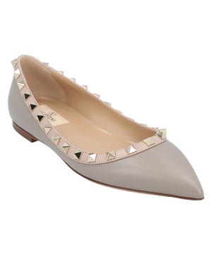 Valentino Ballerina aus grauem Kalbsleder mit silberfarbener Hardware. Nietenverzierung, einfaches Anziehen. Glattes Lederfutter und glatte Ledersohle. Absatzhöhe 0,5 cm. Hergestellt in Italien. Maße: Höhe: 5 mm.