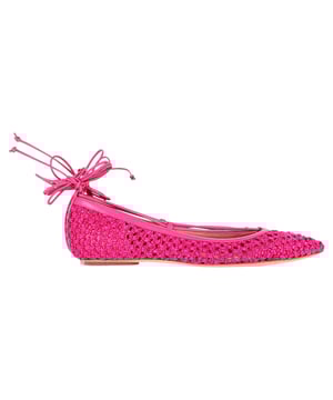 VINTAGE, NEUPREIS WIE NEU  
Erhöhter Komfort: Genießen Sie erhöhten Komfort mit den Casadei Ballerinas mit Knöchelband aus pinkfarbenem Leder. Die geschmeidige Lederkonstruktion und die unterstützende Silhouette sorgen für eine komfortable und stilvolle Wahl für den täglichen Gebrauch. Das Knöchelband-Detail verleiht einem zeitlosen Schuh-Klassiker eine modische Note.  
Casadei Ballerinas mit Knöchelband aus pinkfarbenem Leder  
Zustand: Sehr gut  
Gebrauchsspuren: Geringe Abnutzungserscheinungen, leicht verwendet, aber sehr gut gepflegt. Kleine Markierung an den Sohlen & Faltenbildung, leichte Kratzer an den Sohlen und Absätzen.  
Verpackung: Staubbeutel  
Farbe: Pink  
Material: Leder  
Größe: US7  
Maße: Innensohlenlänge: 290  
SKU: TONPUGBSH370977W