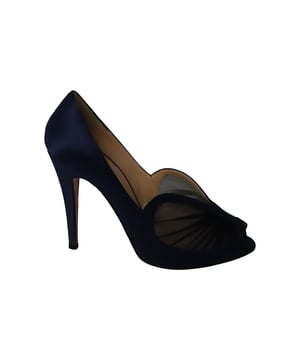 Empfohlener Verkaufspreis
Diese klassischen und eleganten Christian Louboutin Papilipi 100 Pumps aus nachtblauem Satin passen zu fast jeder Garderobe! Das Obermaterial aus Leder sorgt für ein bequemes Tragegefühl. Die Pumps haben einen 100-mm-Stilettoabsatz mit Peeptoe und einem einzigartigen V-Ausschnitt am Fußrücken mit halbtransparenten Rüschendetails vorne. Diese klassische Silhouette ist ein Leben lang haltbar und passt zu jedem Stil.

Christian Louboutin Papilipi 100 Pumps aus marineblauem Satin
Farbe: Blau
Größe: 37,5
Material: Satin
Zustand: sehr gut
Gebrauchsspuren: abgewetzte Sohlen, Schmutz am rechten Absatz
Artikelnummer: 231052