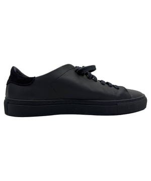 Empfohlener Verkaufspreis
Schlicht und doch unverwechselbar raffiniert: Die Axel Arigato Clean 90 Sneaker aus marineblauem Glattleder vereinen hochwertige Materialien mit minimalistischem Design. Mit runder Spitze, Ziernähten, charakteristischem Logo-Print und kontrastierender Fersenkappe sitzen diese Sneaker auf einer flachen Gummisohle mit Marken-Innensohle für alltagstauglichen Komfort. Ein moderner Klassiker für den Mann, der klare Linien und dezenten Luxus schätzt.

Axel Arigato Clean 90 Sneaker aus marineblauem Leder
Zustand: Gut
Gebrauchsspuren: Mäßige Gebrauchsspuren oder Flecken, leichte Abnutzung der Innensohle, häufig getragen mit sichtbaren Mängeln, Verfärbungen, Flecken, stark abgenutzte Sohlen.
Verpackung: Keine
Farbe: Marineblau
Material: Leder
Größe: US | 7
Maße: Absatzhöhe: 25 mm; Innensohlenlänge: 290 mm
Artikelnummer: TONPUGBSH508357M
