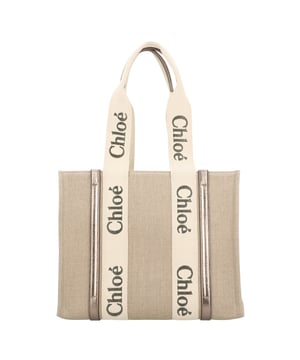 Tote Bag aus Leinen-Canvas, metallisiertem Kalbsleder und Gurtband mit Chloé-Logo-Stickerei
Hauptmaterial: Leinen
Zweitmaterial: Kalbsleder
Hauptfutter: 68 % Leinen, 32 % Baumwolle
Besatz: Polyester
Tragemöglichkeiten: Hand & Schulter

– 2 lange Tragegriffe
– 1 geräumiges Hauptfach
– 1 flache Innentasche
Inklusive Staubbeutel

– Breite: 37 cm
– Höhe: 26 cm
– Tiefe: 12 cm
– Riemenlänge: 27 cm

Diese Tote Bag besteht aus einem Gewebe, das speziell für Lederwaren entwickelt wurde. Vermeiden Sie Reibung mit farblich kontrastierenden Materialien und schützen Sie das Material vor Feuchtigkeit, Licht, Hitze, Flüssigkeiten und Fett. Beachten Sie die Pflegehinweise auf der Einlage.

Der Anbau von Leinen, Hanf und Ramie stößt im Vergleich zu anderen konventionellen Naturfasern weniger Treibhausgase aus und benötigt weniger Wasser. Daher gelten sie von Natur aus als umweltfreundlichere Materialien.

Farbe: Glänzendes Grau

Hergestellt in: Italien Maße: Breite: 370 mm, Höhe: 260 mm, Grifflänge: 270 mm