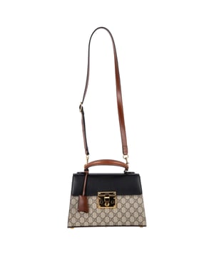 Empfohlener Verkaufspreis
Die kleine Gucci Padlock Top Handle Bag aus beigefarbenem beschichtetem Canvas vereint zeitlose Eleganz mit modernem Charme und besticht durch das ikonische GG Supreme-Muster. Ihre strukturierte Silhouette, ergänzt durch einen luxuriösen Ledergriff und einen goldfarbenen Vorhängeschlossverschluss, bietet Raffinesse und Sicherheit zugleich. Die Tasche bietet Platz für alle wichtigen Dinge des Alltags und ist ein edles Statement-Piece für jede Garderobe.


Gucci Kleine Padlock Top Handle Bag aus beigefarbenem beschichtetem Canvas


Zustand: Ausgezeichnet

Gebrauchsspuren: Kein Etikett, Keine sichtbaren Gebrauchsspuren. Unbenutzt oder einmal getragen, aber wie neu.

Verpackung: Keine

Farbe: Beige

Material: Beschichteter Canvas

Größe: Einheitsgröße | Einheitsgröße

Maße: Breite: 100; Höhe: 190; Länge: 270; Grifflänge: 90; Riemenlänge: 900

Artikelnummer: NAPPUGBBA496309W