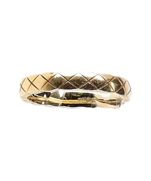 Empfohlener Verkaufspreis
Der Chanel Mini Coco Crush Ring aus 18 Karat Gold ist ein zeitloses und ikonisches Schmuckstück mit dem klassischen Chanel-Steppmuster. Die grafischen Formen des Steppmotivs verleihen dieser originellen Kollektion einen Hauch von Raffinesse und Eleganz. Der Ring aus 18 Karat Gold verkörpert die luxuriöse und zeitlose Ästhetik, für die Chanel bekannt ist, und ist ein stilvolles und vielseitiges Accessoire, das jedem Outfit einen Hauch von Glamour verleiht.

Mit Verpackung

Chanel Mini Coco Crush Ring aus 18 Karat Gold
Farbe: Gold
Material: Metall
Zustand: Sehr gut
Größe: Einheitsgröße
Maße: Breite: 5; Länge: 20
Gebrauchsspuren: Wenig getragen, aber sehr gut erhalten. Kann Gebrauchsspuren wie leichte Kratzer, Kerben und/oder Dellen aufweisen. Leichte Anlaufstellen.
Artikelnummer: 368450