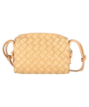 Empfohlener Verkaufspreis
Setzen Sie ein Statement mit der Bottega Veneta Mini Intrecciato Loop Camera Crossbody Bag aus leuchtend gelbem Lammleder. Diese auffällige Tasche besticht durch das ikonische Intrecciato-Geflecht der Marke und besticht durch exquisite Handwerkskunst und eine einzigartige Textur, die hervorsticht. Das kompakte Design bietet Platz für alles Wichtige und verleiht jedem Outfit einen Hauch von Farbe. Dank des verstellbaren Riemens kann diese vielseitige Tasche sowohl quer über den Körper als auch über die Schulter getragen werden – ideal für den Übergang von Tag zu Nacht. Werten Sie Ihre Accessoire-Auswahl mit diesem luxuriösen Stück auf, das den charakteristischen Stil von Bottega Veneta verkörpert.

Bottega Veneta Mini Intrecciato Loop Camera Crossbody Bag aus gelbem Lammleder
Zustand: Sehr gut
Gebrauchsspuren: Kein Etikett, leichte Gebrauchsspuren.
Verpackung: Staubbeutel
Farbe: Gelb
Material: Leder | Lammleder
Größe: Einheitsgröße
Maße: Breite: 65; Höhe: 150; Länge: 180; Grifflänge: 480 Riemenlänge: 1100 mm
Artikelnummer: NAPPUGBBA398042W
Bottega Veneta Mini Intrecciato Loop Kamera-Crossbody-Tasche aus gelbem Lammleder
Farbe: Gelb
Material: Leder | Lammleder
Zustand: sehr gut
Größe: Einheitsgröße | Einheitsgröße
Gebrauchsspuren: Keine
Artikelnummer: 458877 / NAPPUGBBA398042W / NAPPUGBBA398042W
Abmessungen: Länge: 180 mm, Breite: 65 mm, Höhe: 150 mm