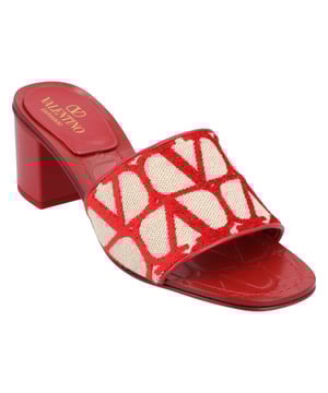 Diese Valentino Garavani Blockabsatz-Mules finden die perfekte Balance zwischen auffällig und raffiniert. Mit einem lebhaften roten Canvas-Obermaterial und einer übergroßen V-Logo-Stickerei versehen, sitzen sie auf einem skulptierten Lederabsatz und bieten den ganzen Tag über Komfort mit herausragendem Stil. Ein vielseitiges Stück, um sowohl legere als auch elegante Sommerlooks zu veredeln.  
6,5 cm Absatz  

Form: offen, runde Zehen  
Futter: Leder  
Dekoration: Leder  
Sohle: Leder-Innen- und -Außensohle  