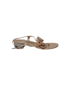 VINTAGE, RRP AS NEW
Crafted in a shiny jelly material and designed with a laser-cut bow at the T strap, and mirrored detail at heel. Features an adjustable ankle strap. Heel height measures 4cm. Please note that there are some marks at interior and that there is some wear at sole.

Salvatore Ferragamo Perala Ribbon Thong Sandals in Pink Rubber
Color: pink
Material: rubber
Size: US7
Condition: very good
Sign of wear: soles with slight dirt
SKU: 127584