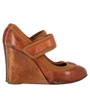 VINTAGE, RRP AS NEW
Step into refined elegance with the Chloé Mary Jane Wedge Pumps in rich brown leather, a modern twist on a classic silhouette. Featuring a timeless Mary Jane strap and sculpted wedge heel, these pumps offer both comfort and polished style. Ideal for work or weekend outings, they bring effortless sophistication to any ensemble.

Chloé Mary Jane Wedge Pumps in Brown Leather

Condition: Good
Signs of wear: Moderate signs of wear
Packaging: Box
Color: Brown | ochre
Material: Leather | leather
Size: EU | 36
Measurements: Heel height: 100; Insole length: 260
SKU: TONPUGBSH494759W
