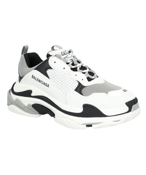 Dunkelbeige Triple S Schnür-Sneaker von BALENCIAGA mit Logo-Schriftzug, Schnürverschluss vorne, runder Spitze, doppelter Lasche an der Öffnung und klobiger Gummisohle. Zusammensetzung: 60 % Polyester, 25 % Kalbsleder, 15 % Lammfell. Schaumstoff und Mesh-Sneaker. Maße: . Herkunftsland: China