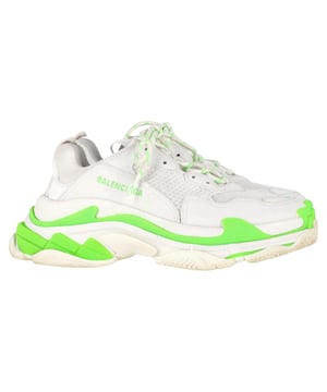 Empfohlener Verkaufspreis
Setzen Sie mit den Balenciaga Triple S Sneakers aus weißem und neongrünem Polyester mit der markentypischen Oversize-Silhouette einen starken Akzent. Diese trendigen Sneaker vereinen sportliche Eleganz mit High-Fashion-Flair und bieten Komfort und unverwechselbaren Streetstyle. **Styling-Tipp:** Kombinieren Sie sie mit einer Jogginghose in neutralen Tönen und einem Oversize-Hoodie oder Blazer, um die leuchtenden Farben und das markante Design optimal zur Geltung zu bringen.

Balenciaga Triple S Sneakers aus weißem und neongrünem Polyester

Zustand: Sehr gut
Gebrauchsspuren: Leichte Gebrauchsspuren
Verpackung: Staubbeutel
Farbe: Weiß
Material: Polyester
Größe: EU | 41
Maße: Absatzhöhe: 70; Innensohlenlänge: 320
Artikelnummer: BAPUGBSH496308W