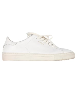 VINTAGE, RRP WIE NEU  
Mühelose Eleganz: Erleben Sie mühelose Eleganz mit den Axel Arigato Clean 90' Low Top Sneakers aus weißem Leder. Das makellose weiße Leder und die subtile Markenkennzeichnung vermitteln eine raffinierte Schlichtheit, die Sophistication ausstrahlt. Ob kombiniert mit lässiger Kleidung oder für einen eleganteren Look – diese Sneakers verleihen jedem Outfit einen Hauch von unaufdringlichem Luxus.  

Axel Arigato Clean 90' Low Top Sneakers aus weißem Leder  
Zustand: Sehr gut  
Abnutzungserscheinungen: Geringe Gebrauchsspuren, leicht benutzt, aber sehr gut gepflegt. Geringe Markierungen an der Sohle & Faltenbildung, leichte Abnutzung an Sohle und Fersen.  
Verpackung: Keine  
Farbe: Weiß  
Material: Leder  
Größe: EU39  
Maße: Absatzhöhe: 30; Innensohlenlänge: 270  
SKU: NAPPUGBSH370394W