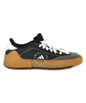 VINTAGE, RRP AS NEW
Step into high-performance design with the Adidas by Stella McCartney Court Boost Tennis Sneakers. Crafted from sleek black faux leather with a breathable textile lining, these sneakers fuse sport-tech innovation with runway-ready edge. BOOST cushioning delivers explosive energy return and plush support—so every movement feels powerful, agile, and confidently smooth.


Adidas by Stella McCartney Court Boost Tennis Sneakers in Black Faux Leather
Condition: Excellent
Signs of wear: No visible sign of wear. No Mark at insole.,  Very light mark at soles.
Packaging: None
Color: black
Material: faux leather
Size: UK | 5
Measurements: Heel height: 30; Insole length: 280
SKU: NAPPUGBSH503644W