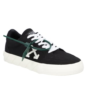 Schwarzes Canvas-Obermaterial  
Weiße vulkanisierte Sohle  
Niedriger Schaft  
Auffälliges Off-White-Logo  
Kontrastierende Schnürsenkel  
Bequem und flexibel  
Atmungsaktives Material  
Lässiger Streetwear-Look  
Leichter Schuh für den Alltagsgebrauch  
Auffälliges Design  
Obermaterial: 100% Stoff  
Sohle: 100% Gummi  
Futter: 100% Stoff
