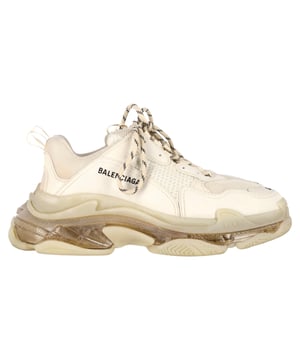 Empfohlener Verkaufspreis
Veredeln Sie Ihr Sneaker-Game mit den Balenciaga Triple S Clear Sole Sneakers aus cremeweißem Polyester – eine ikonische Kombination aus Streetwear-Flair und luxuriöser Handwerkskunst. Die markante Silhouette und die mehrlagige Sohle sorgen für einen markanten Auftritt und ganztägigen Tragekomfort. **Styling-Tipp:** Kombinieren Sie sie mit einer schmal zulaufenden Cargohose und einem locker sitzenden Hoodie für einen modernen, trendigen Streetwear-Look.

Balenciaga Triple S Clear Sole Sneakers aus cremeweißem Polyester

Zustand: Sehr gut
Gebrauchsspuren: Inklusive Karton. Leichte Gebrauchsspuren. Wenig getragen, aber sehr gut erhalten. Leichte Gebrauchsspuren an Sohlen und Knicken, leichte Abnutzungsspuren an Sohlen und Absatz.
Verpackung: Karton, Staubbeutel
Farbe: Weiß | Ecru
Material: Polyester
Größe: UK | 9
Maße: Absatzhöhe: 70; Innensohlenlänge: 270
Artikelnummer: BAPUGBSH476988M